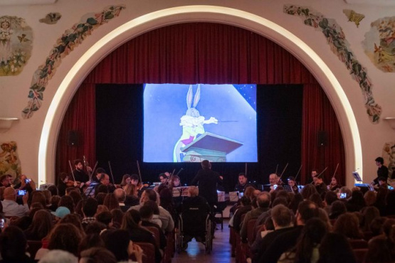 El remodelado teatro de la Escuela Hogar reabrió sus puertas al público con un concierto sinfónico infantil